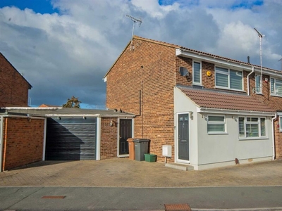 3 bedroom end of terrace house for sale in Carnation Close, Springfield, Chelmsford, CM1