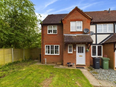 3 bedroom end of terrace house for sale in Pippen Field, Worcester, WR4