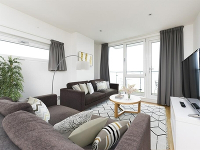 3 bedroom flat for rent in 3 bedroom property in London, E15