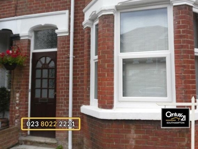 3 Bedroom Flat For Rent In Hazeleigh Avenue, Southampton