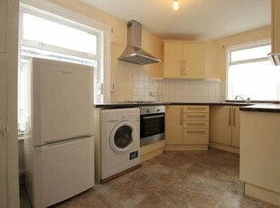 3 bedroom flat for rent in High Street, Sutton, SM1