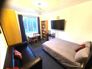 3 bedroom flat for rent in Kings Road, Cheslea, London, SW10