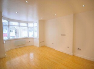 3 bedroom flat for rent in Lonsdale Avenue, Wembley, Middlesex, HA9 7EW, HA9