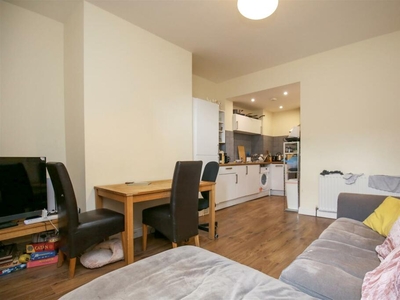 3 bedroom flat for rent in Myrtle Grove, Jesmond, Newcastle Upon Tyne, NE2