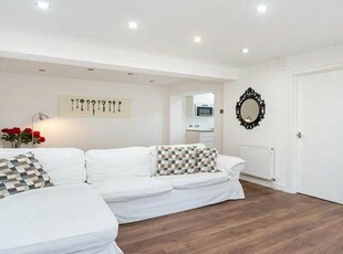 3 bedroom flat for rent in St Crispins Close, Hampstead NW3