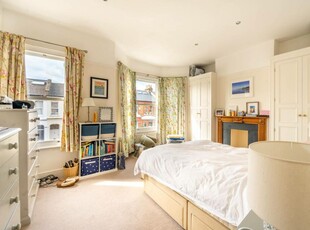 3 bedroom flat for rent in Thornbury road, Clapham Park, London, SW2