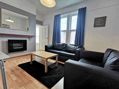 3 bedroom maisonette for rent in Wingrove Avenue, Fenham, Newcastle upon Tyne, NE4
