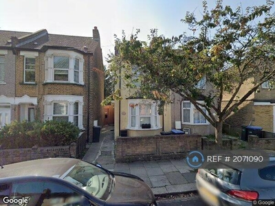 3 bedroom semi-detached house for rent in Albany Road, Enfield, EN3