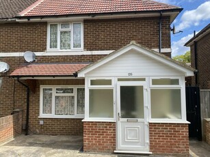 3 bedroom semi-detached house for rent in Minet Drive, Hayes, UB3