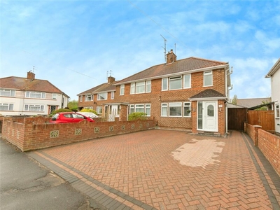 3 bedroom semi-detached house for sale in Greenfields Road, Reading, RG2