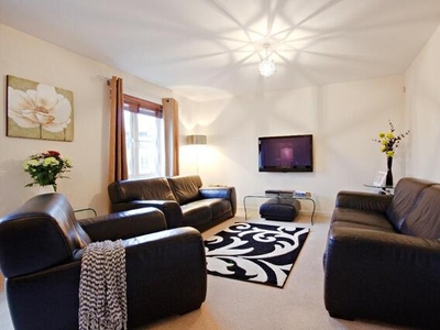 3 Bedroom Serviced Apartment For Rent In Windsor, Berkshire