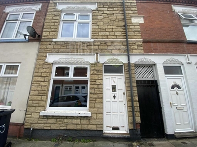 3 bedroom terraced house for rent in Tudor Road, West End, LE3