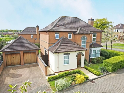 4 bedroom detached house for sale in Comfrey Close, Walnut Tree, Milton Keynes, MK7