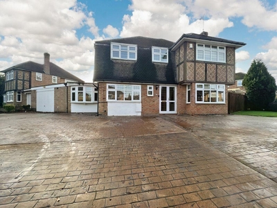 4 bedroom detached house for sale in Copse Close, Oadby, LE2