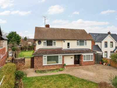4 bedroom detached house for sale in Darlow Drive, Bedford, MK40