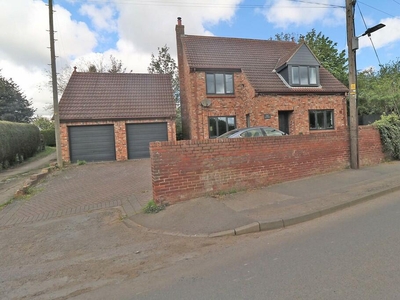 4 bedroom detached house for sale in Moss Croft Lane, Hatfield, DN7