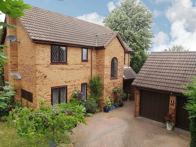 4 bedroom detached house for sale in Tabard Gardens, Newport Pagnell, Milton Keynes, Bucks, MK16