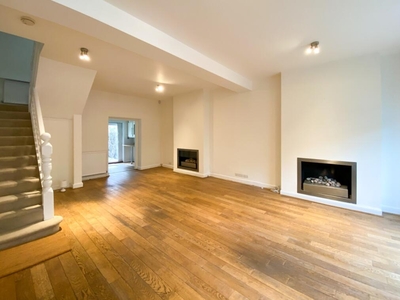 4 bedroom end of terrace house for rent in Harwood Road London SW6