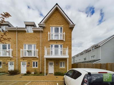 4 bedroom end of terrace house for sale in New Hampshire Street, Reading, Berkshire, RG2
