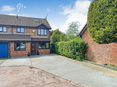 4 bedroom end of terrace house for sale in St Clements Close, Lower Earley, Reading, RG6