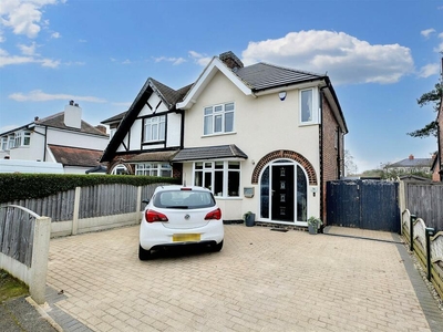 4 bedroom house for sale in Audon Avenue, Chilwell, Nottingham, NG9