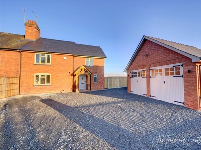 4 bedroom semi-detached house for sale in Bath Road, Broomhall, Worcester, Worcestershire, WR5