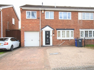 4 bedroom semi-detached house for sale in Farringdon Drive, New Rossington, Doncaster, DN11