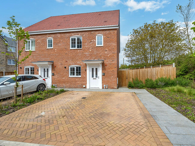 4 bedroom semi-detached house for sale in Houghton Way, Bury St. Edmunds, IP33