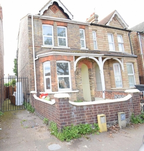 4 bedroom semi-detached house for sale in Hurst Grove, Bedford, MK40