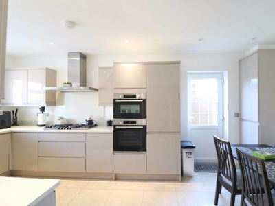 4 bedroom semi-detached house to rent High Wycombe, HP12 4FU
