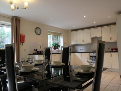 4 Bedroom Serviced Apartment For Rent In Bracknell, Berkshire