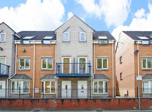 4 bedroom terraced house for rent in Dearden Street, Hulme, Manchester, M15