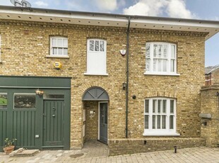 4 bedroom terraced house for rent in Willoughby Mews, Clapham, SW4