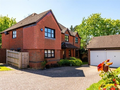 5 bedroom detached house for sale in Ebbsgrove, Loughton, Milton Keynes, Buckinghamshire, MK5