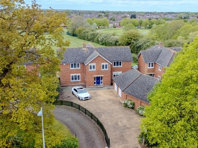 5 bedroom detached house for sale in Whalley Drive, Bletchley, Bucks, MK3