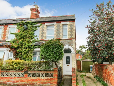 5 bedroom end of terrace house for sale in Bishops Road, Reading, RG6