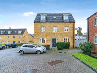 5 bedroom end of terrace house for sale in Russet Close, Bedford, MK41