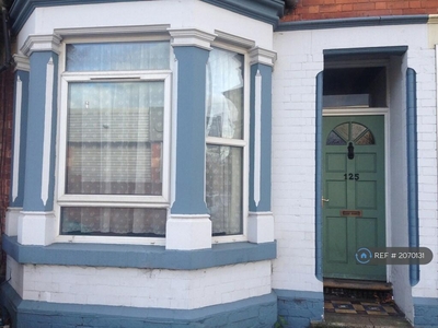 5 bedroom terraced house for rent in Hartley Road, Nottingham, NG7