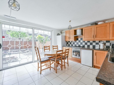 6 bedroom terraced house for rent in Bancroft Road, Mile End, London, E1