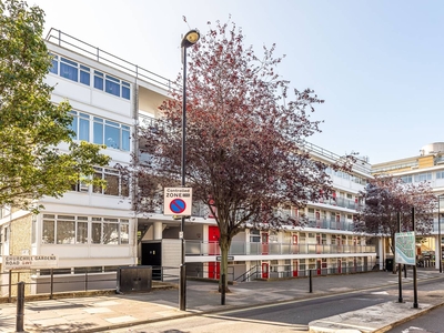 Flat in Churchill Gardens, Pimlico, SW1V