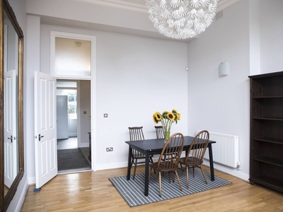 Flat in Hewlett Road, Victoria Park, E3