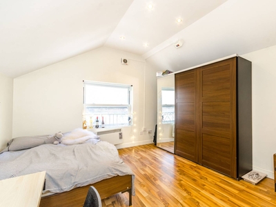 Flat in Highgate Road, Dartmouth Park, NW5