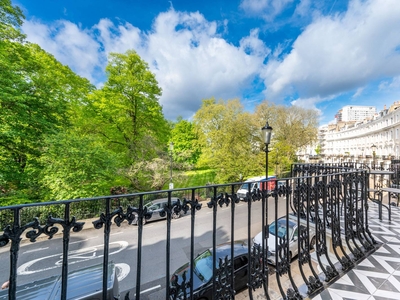 Flat in Royal Crescent, Holland Park, W11