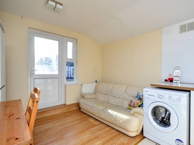 Flat in Studley Road, Forest Gate, E7