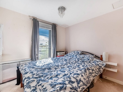 Flat in Taywoood Road, Greenford, UB5