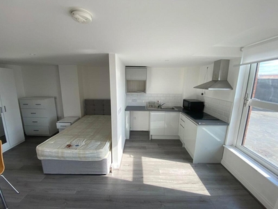 Studio apartment for rent in Wolstenholme Square, Liverpool, Merseyside, L1