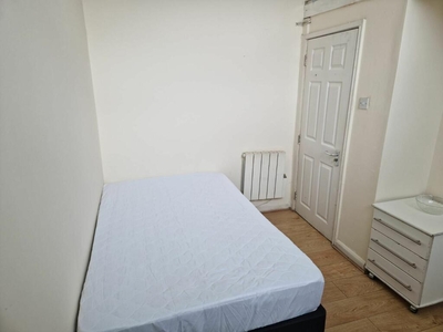 Studio flat for rent in Flat , Guildford House, - Guildford Street, Luton, LU1