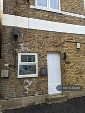 Studio flat for rent in Mill House, London, UB2