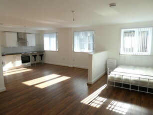 Studio flat for rent in Stockport Road, Manchester, M13