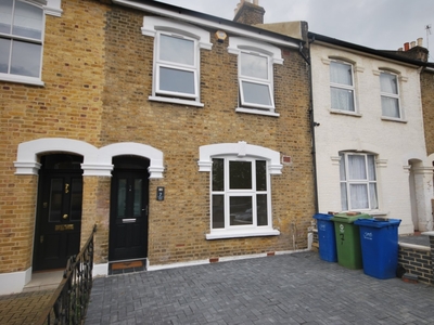 Terraced House to rent - Friern Road, London, SE22